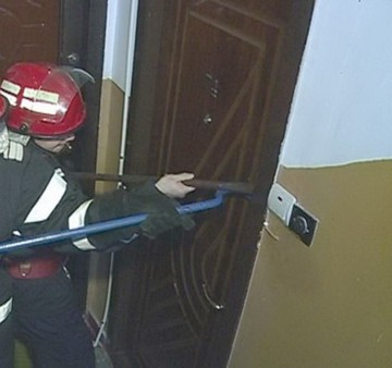 Pompierii au intervenit pentru deblocarea unei uși: persoanele din apartament DORMEAU!